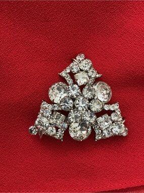 Clear Crystal Cluster Brooch in Silver-Tone – Sparkling Accent